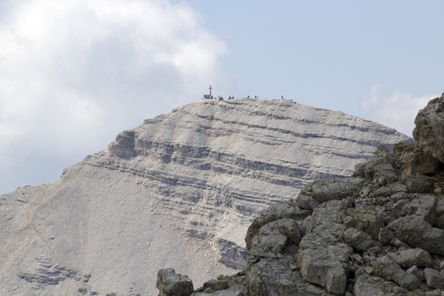 2011-08-26_10-00-10 cadore.jpg - Gewimmel auf dem Tofana de Rozes